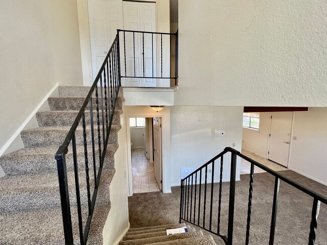 Building Photo - 508 E 7th St