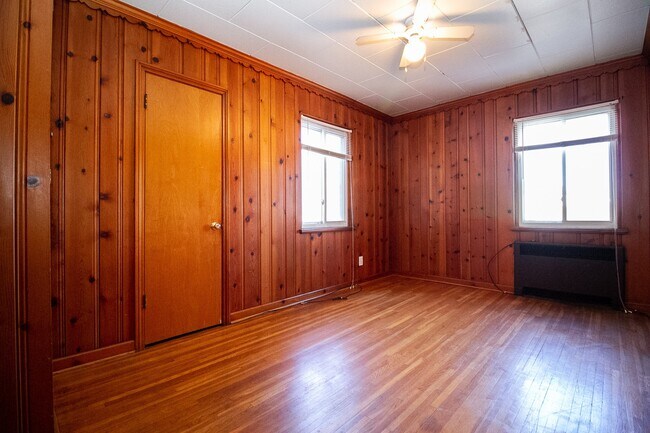 Building Photo - 2204 Kenwood Blvd