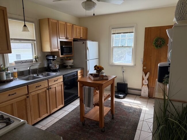 Building Photo - Beautiful Single Family Home In The Heart ...