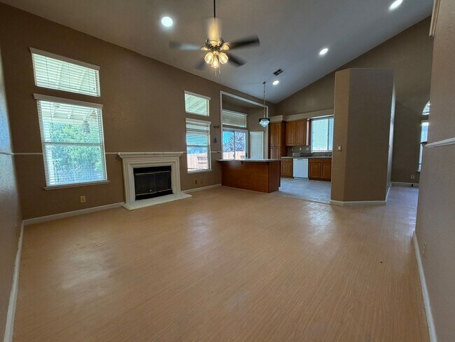 Building Photo - AVAILABLE NOW! Come view this 5 Bedroom single family home in Rocklin!