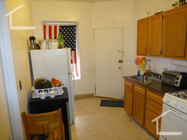 Building Photo - No Brokers Fee, No Security Deposit, heat,...