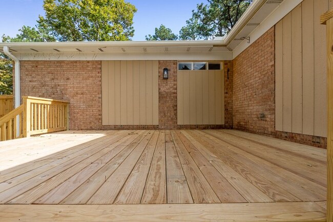 Building Photo - 852 N May St