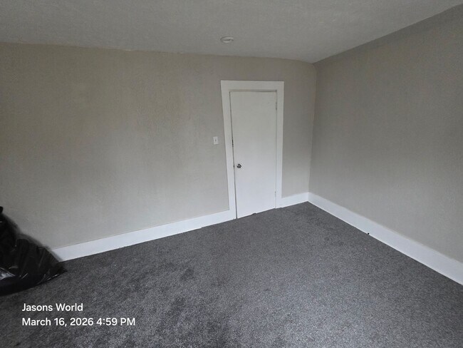 Building Photo - 2 bed 1 bath available