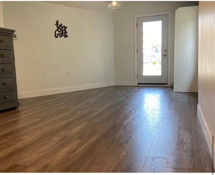 Building Photo - 261 S Ave 52