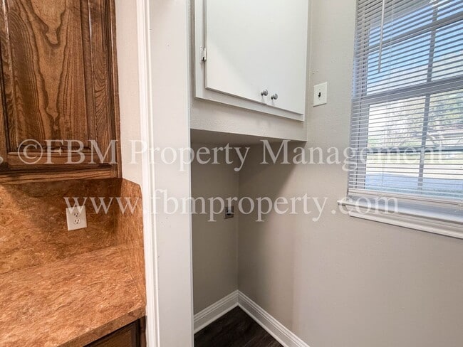 Building Photo - Hidden Creek Apartments, Unit C - 2 Bedroo...