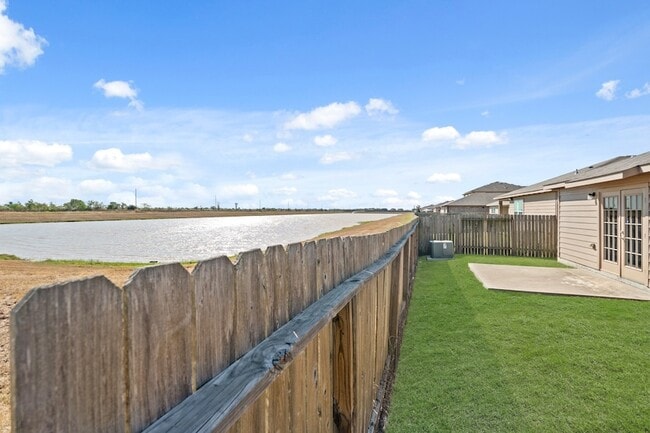Building Photo - 1001 Strawberry Ridge Dr