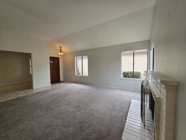 Building Photo - Updated Single level condo in Villa Victoria Available for rent