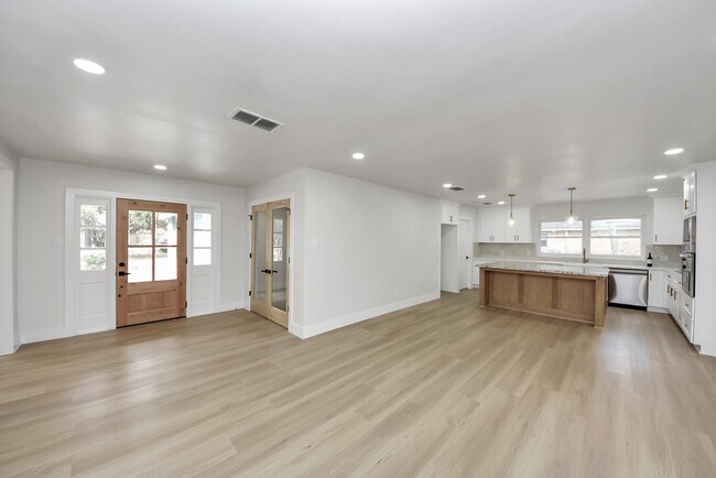 Building Photo - 26206 Maplewood Dr