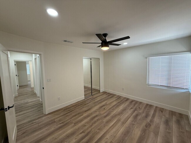 Building Photo - 5127 E Falls View Dr