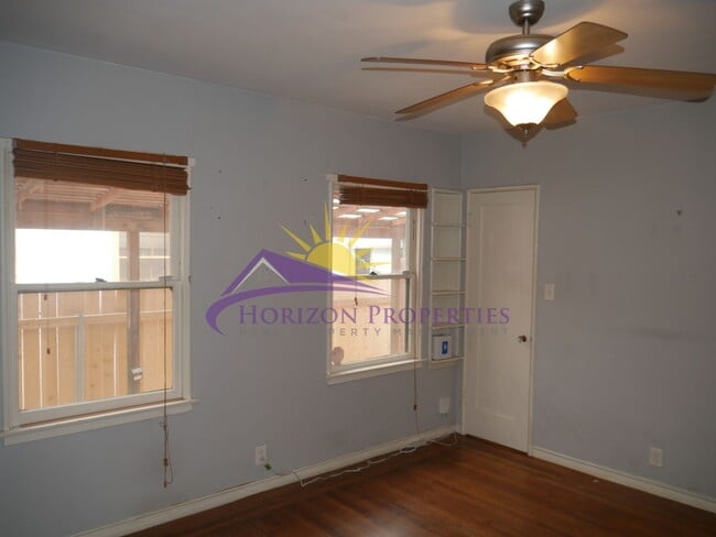 Building Photo - 841 Robertson Way