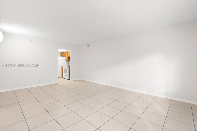 Building Photo - 10032 Twin Lakes Dr