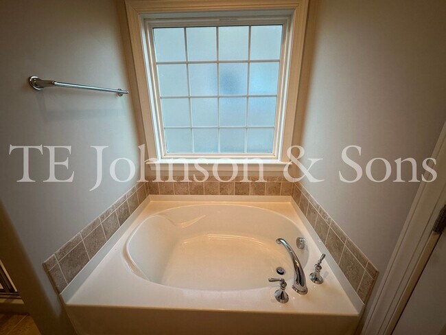 Building Photo - Stunning 3 Bedroom 2.5 Bath in Winston Salem