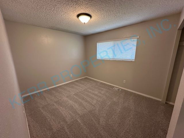 Building Photo - FREE RENT! Spacious 4-Bedroom Gem with 2,320 Sq Ft of Comfort in Milwaukie!