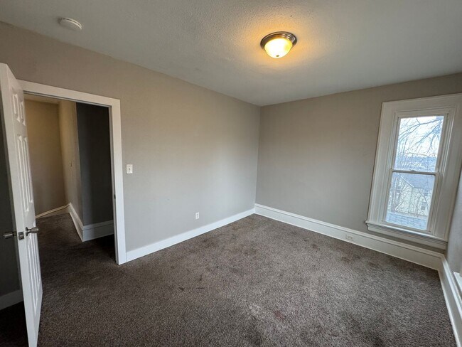 Building Photo - 5 bedroom 2 bath house in Moline