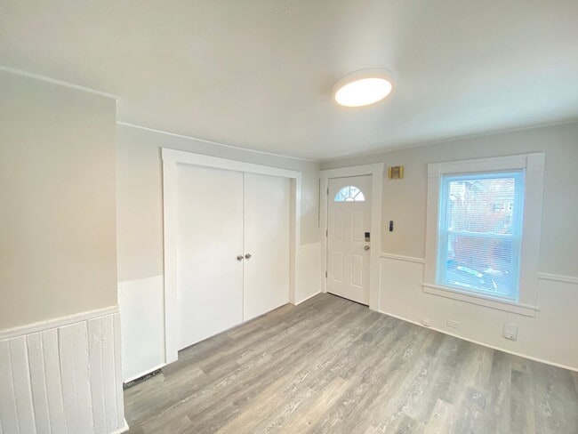 Building Photo - 8 Parkinson Ct