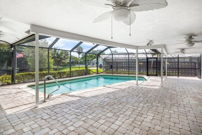 Building Photo - 150 SW 11th Ct