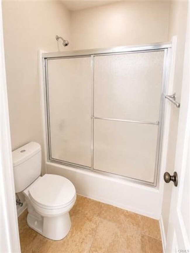 Building Photo - Spacious Single Story Home