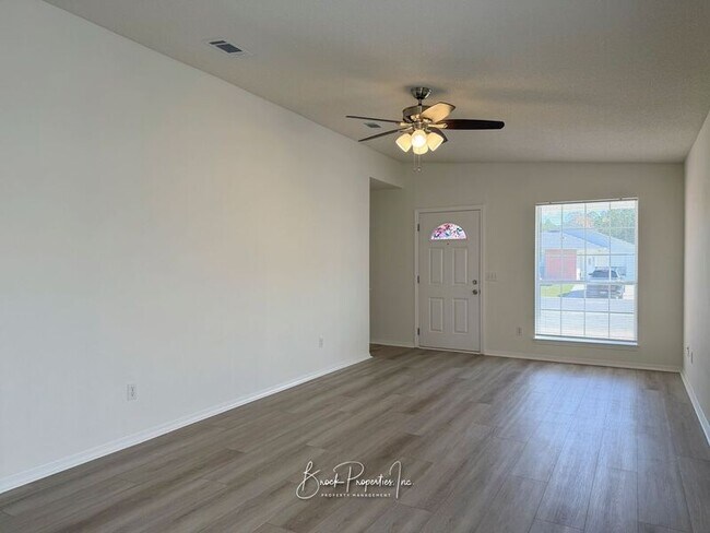 Building Photo - 501 Ashwood Ln