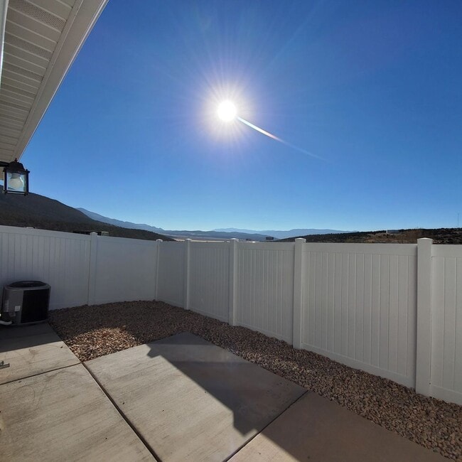 Building Photo - Welcoming 2 Bed, 2.5 Bath Townhouse