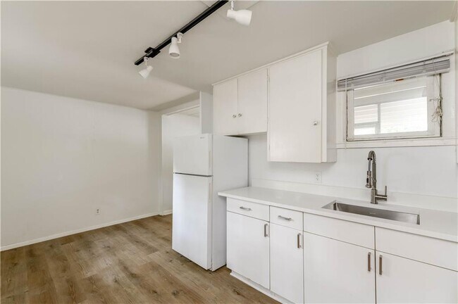 Building Photo - 1505 W 12th St