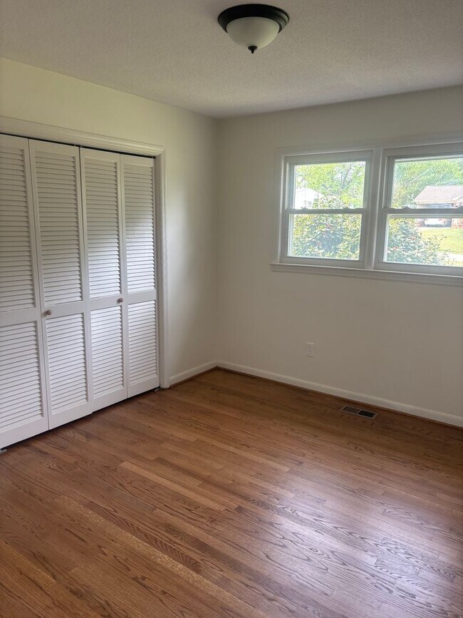 Building Photo - Beautiful & spacious renovated home.