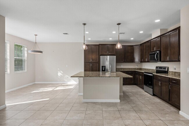 Building Photo - 16280 Oakview Dr