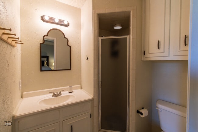 Building Photo - 5604 Greentree Ave