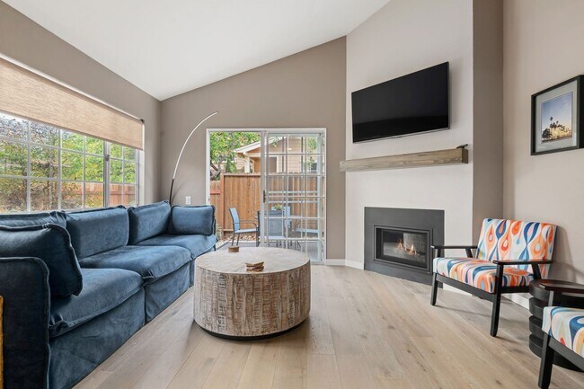 Building Photo - Fully Remodeled East Side Townhome – Furnished & Move-In Ready!