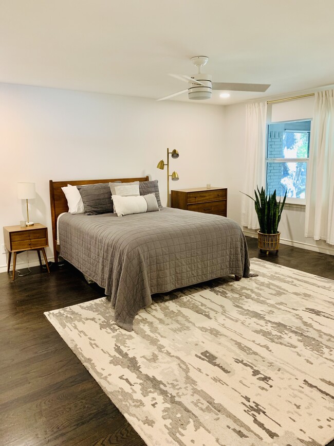 Master has view of gardens - 6234 Bandera Ave