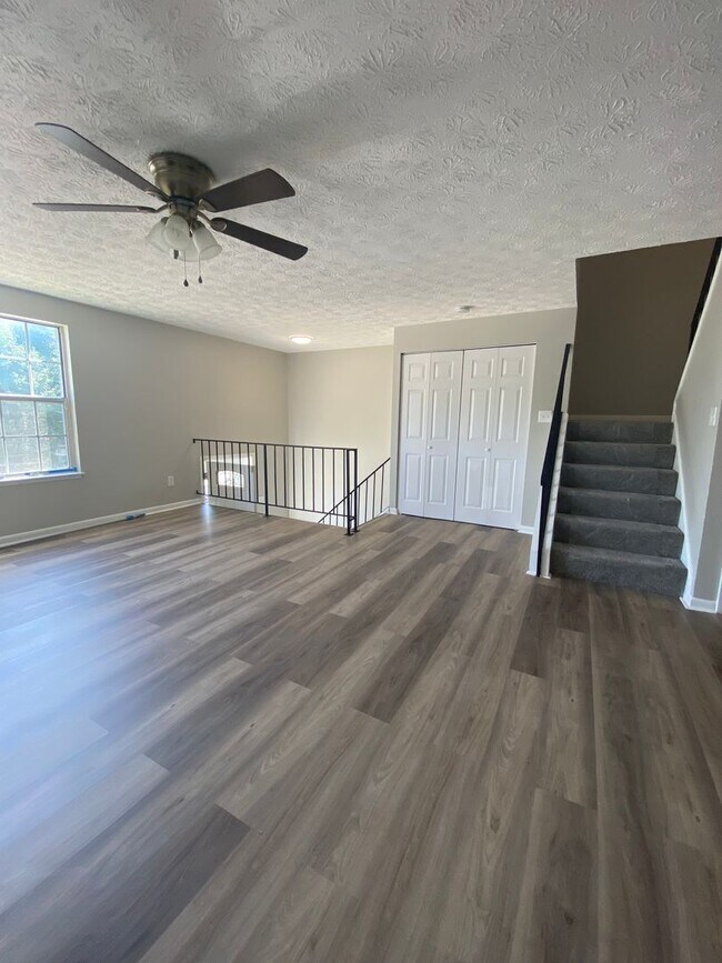 Building Photo - Spacious 5 Bedroom, 2 Bath Townhome – Edge...