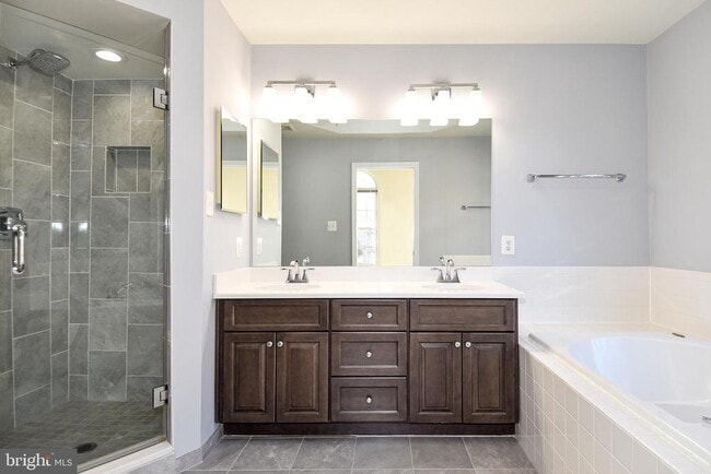 Building Photo - 2400 N Greenbrier Ct