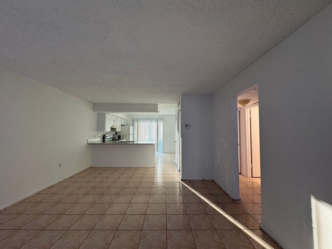 Building Photo - 2 BEDROOM 1 BATH CONDO FOR RENT   / Villa ...