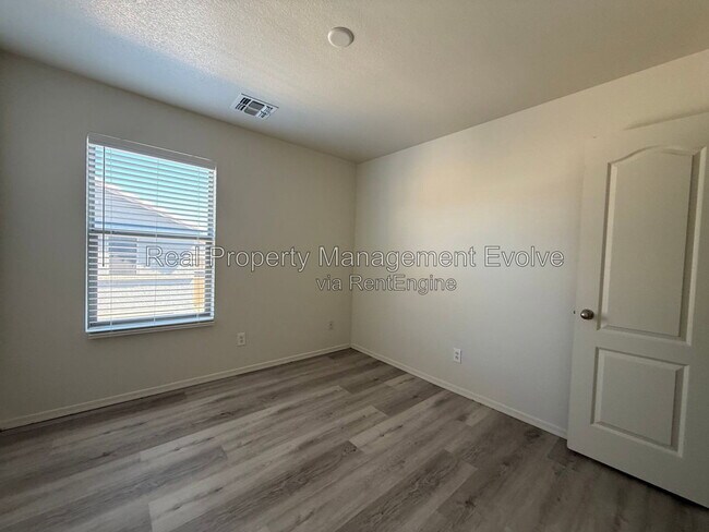Building Photo - 9503 N 82nd Ln