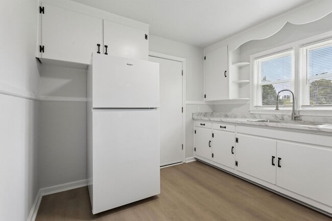 Building Photo - 3BR/1BA Renovated Brick Rancher | 1-Car Garage | Hampton – Coliseum Central