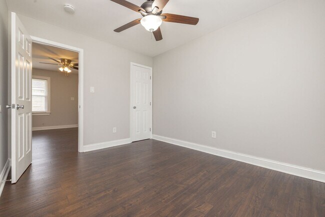 Building Photo - 220 W 31st St