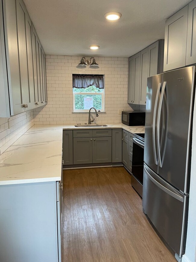 Building Photo - Available Now! Updated and Upgraded 3 Bed/2 Bath_Lawn Care Included