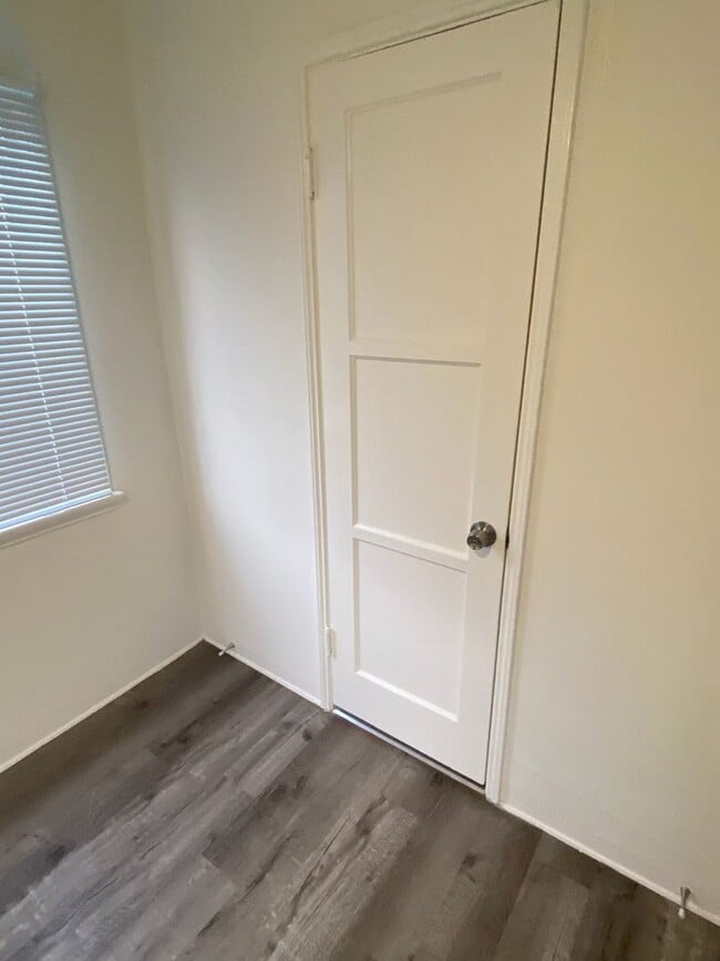 Building Photo - 5650-5652 Rocket St