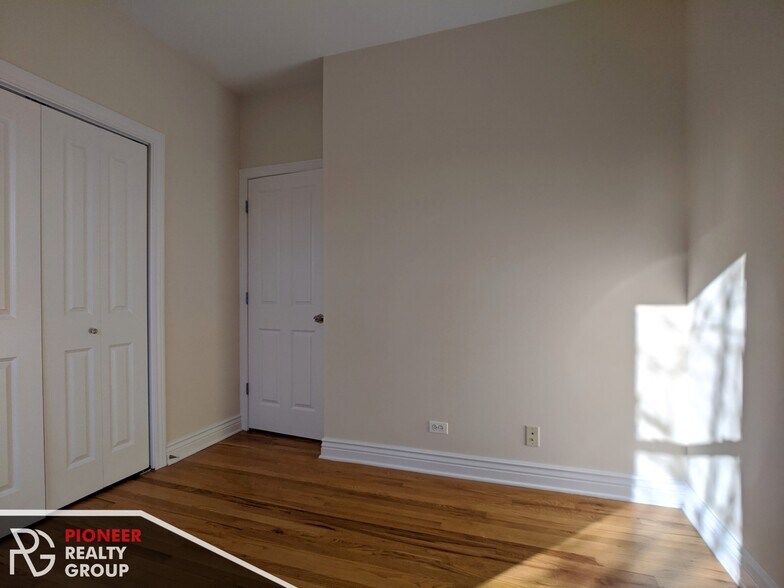 Building Photo - 1204 W Waveland Ave