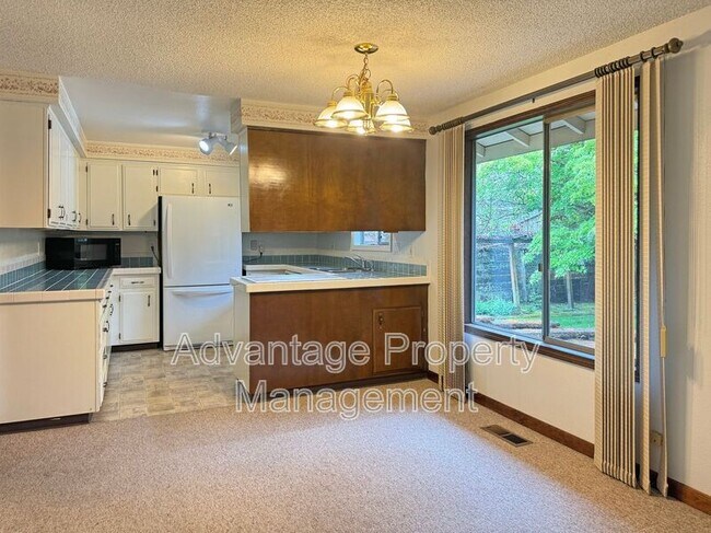 Building Photo - 2350 NW Green Cir