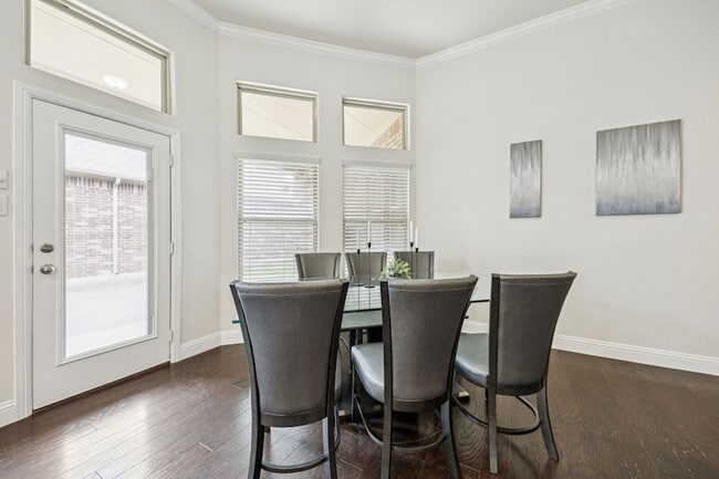 Building Photo - 913 Parkside Dr