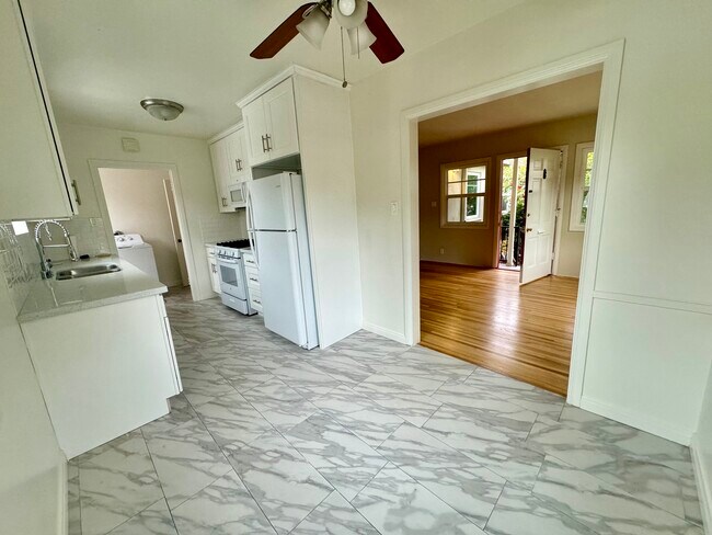 Kitchen Breakfast Area - 1923 Talmadge St
