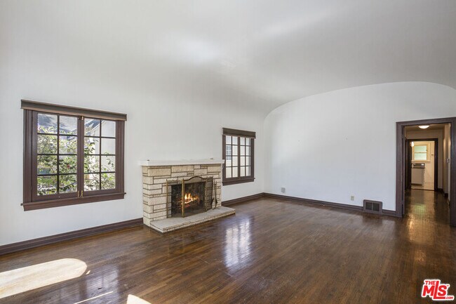 Building Photo - 131 N Citrus Ave