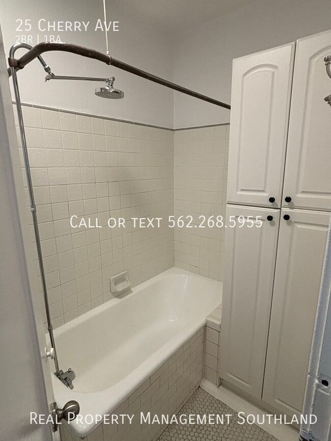 Building Photo - Beautiful 2 Bedroom 1 Bath available now i...