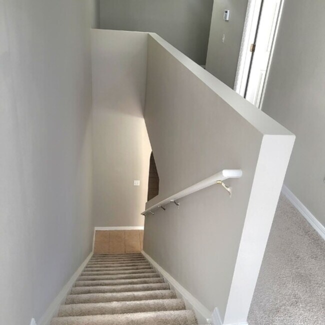 Building Photo - Well laid out 3 BDR /2.5 BTH Townhome with...