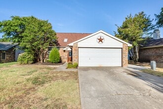 Building Photo - 1925 Parkside Dr