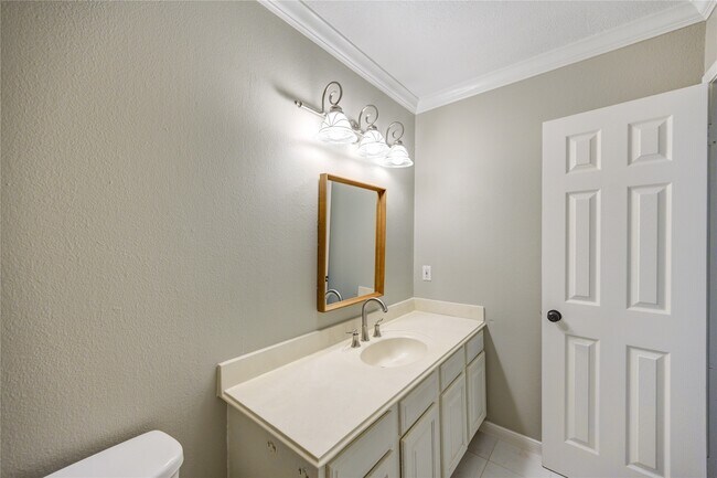 Building Photo - 940 Wycliffe Dr