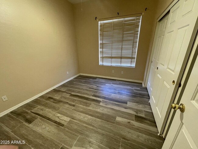 Building Photo - 901 W Oriole Way