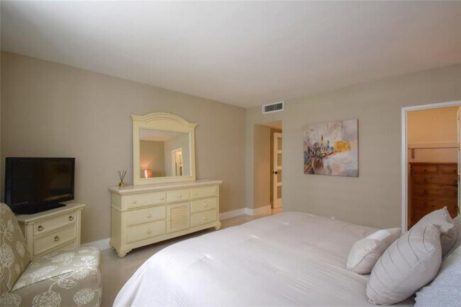 Building Photo - 4250 Galt Ocean Dr