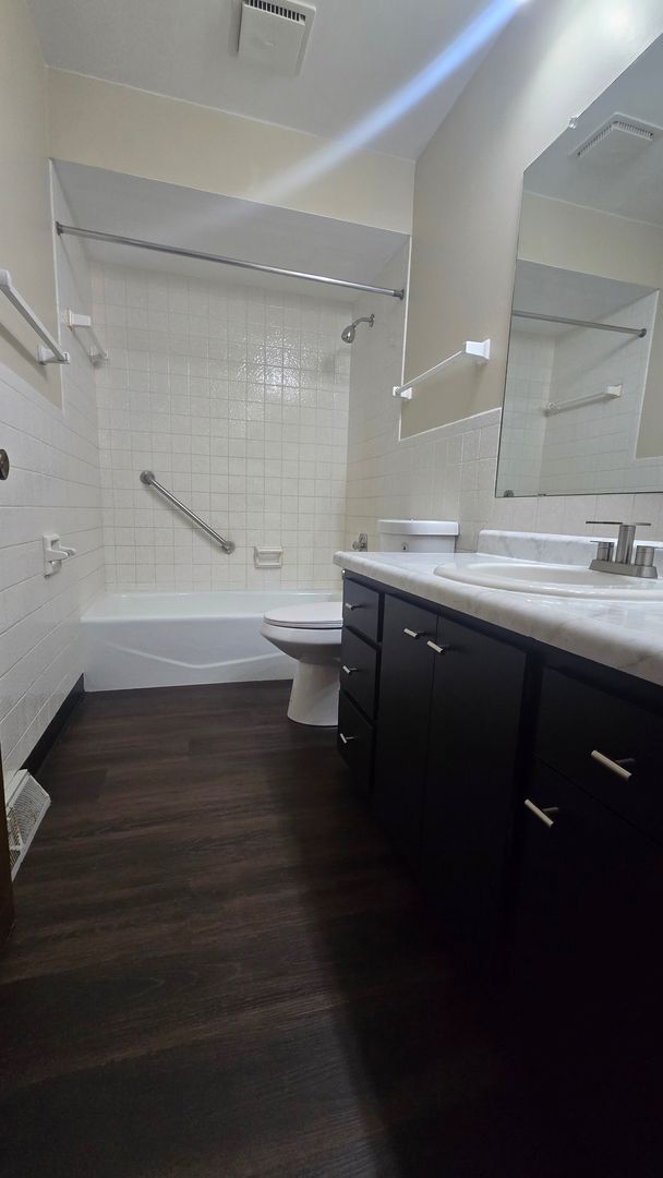 Building Photo - 2 Bedroom 1.5 Bath - Brand new renovations