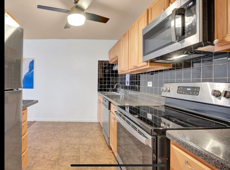 Building Photo - 5455 N Sheridan Rd